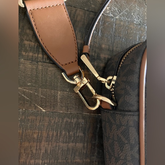 Michael Kors Women's Camera crossbody bag - Picture 10 of 16